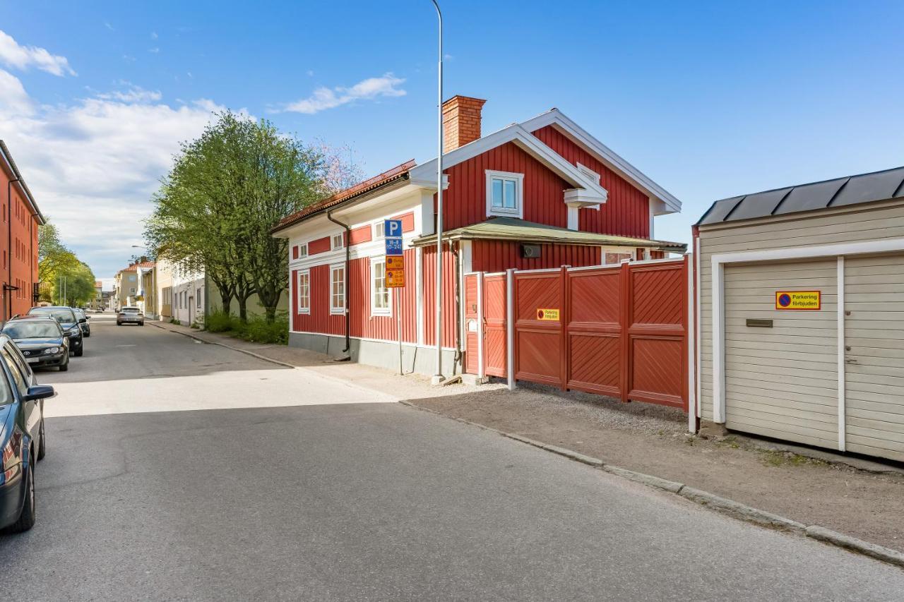 Gardshuset Mitt I Centrala Gaevle Exteriér fotografie